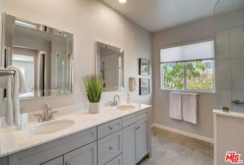 Bath - 617 Lehner Ave, Escondido, CA 92026 photo 2 of 4