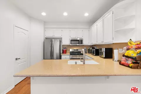 Kitchen - 17882 Balsam Ct, Carson, CA 90746 photo 4 of 6
