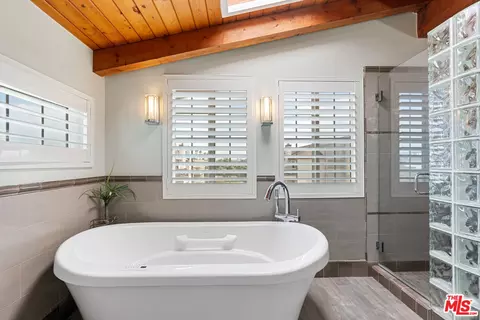 Bath - 3941 Sunset Ln, Oxnard, CA 93035 photo 3 of 5