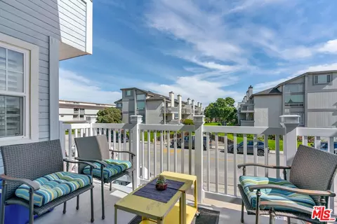 Exterior - 3941 Sunset Ln, Oxnard, CA 93035 photo 2 of 3