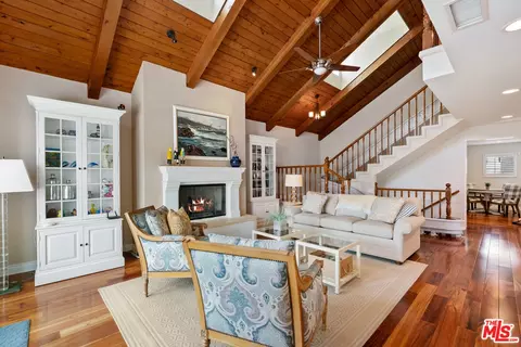 Living - 3941 Sunset Ln, Oxnard, CA 93035 photo 2 of 3