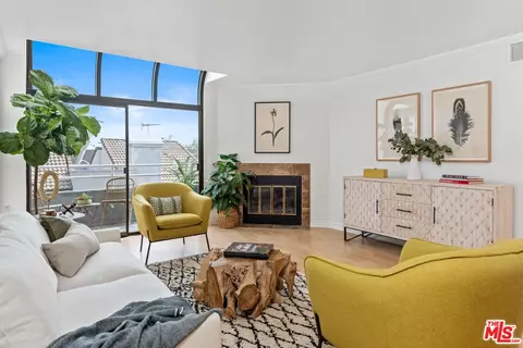 17800 Burbank Blvd #308, Encino, CA 91316