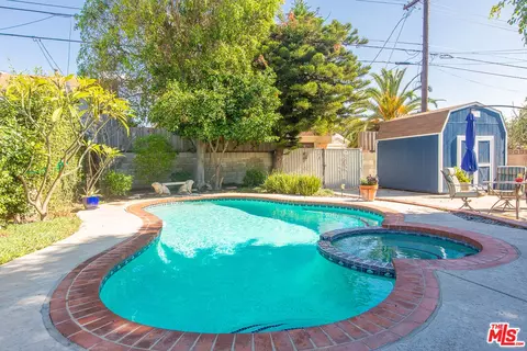 Exterior - 2128 N Brighton St, Burbank, CA 91504 photo 5 of 9