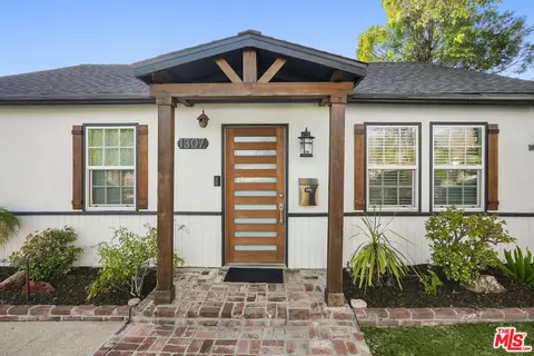 1307 N Beachwood Dr, Burbank, CA 91506
