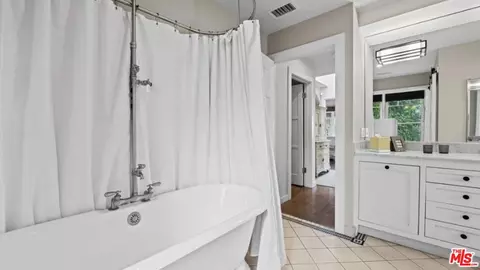 Bath - 30 Wavecrest Ave, Venice, CA 90291 photo 4 of 7