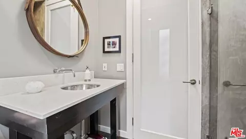 Bath - 30 Wavecrest Ave, Venice, CA 90291 photo 1 of 7