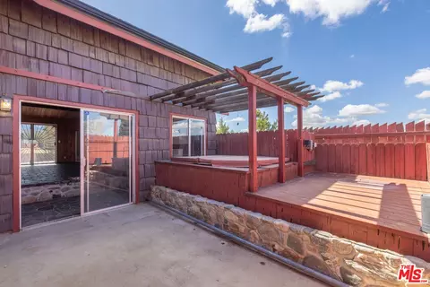 Exterior - 13550 E Ave, Pearblossom, CA 93553 photo 4 of 8