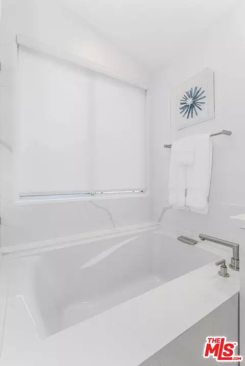 Bath - 7180 Pintail Dr, Carlsbad, CA 92011 photo 5 of 10
