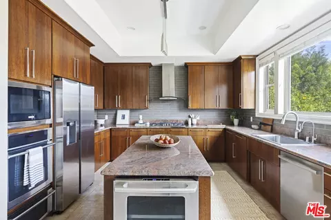 Kitchen - 622 Woodward Blvd, Pasadena, CA 91107 photo 3 of 4