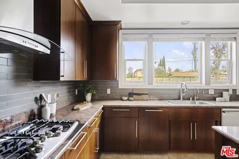 Kitchen - 622 Woodward Blvd, Pasadena, CA 91107 photo 4 of 4