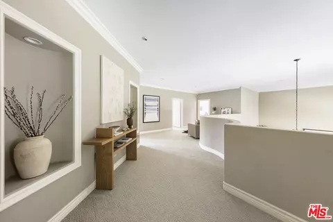 Entry Way - 622 Woodward Blvd, Pasadena, CA 91107 photo 2 of 3