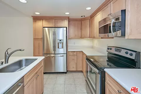 600 W 9th St #702, Los Angeles, CA 90015