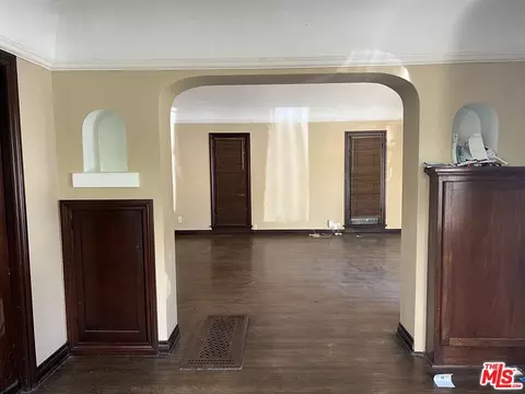 Entry Way - 230 Orizaba Ave, Long Beach, CA 90803 photo 1 of 1