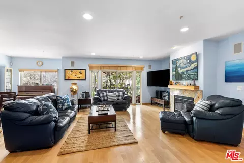937 12th St #101, Santa Monica, CA 90403