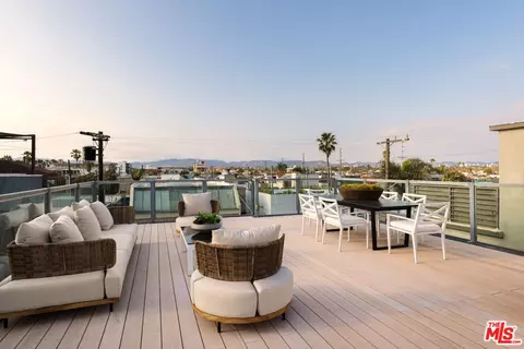 Exterior - 17 26th Ave, Venice, CA 90291 photo 4 of 10