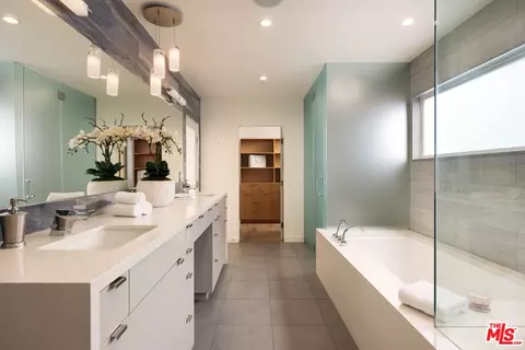 Bath - 17 26th Ave, Venice, CA 90291 photo 1 of 5