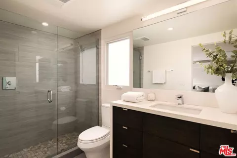 Bath - 17 26th Ave, Venice, CA 90291 photo 4 of 5
