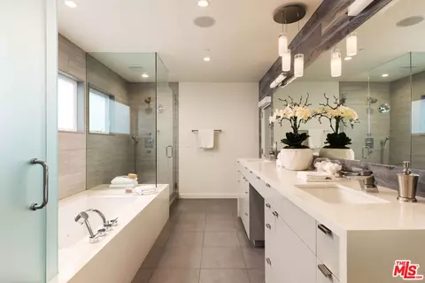 Bath - 17 26th Ave, Venice, CA 90291 photo 2 of 5