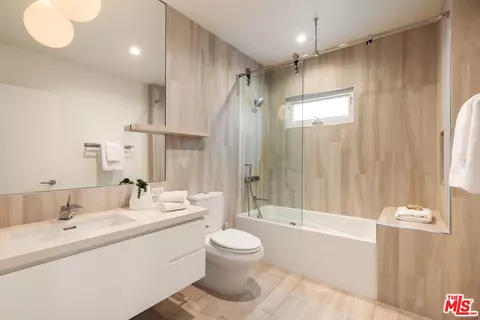 Bath - 17 26th Ave, Venice, CA 90291 photo 3 of 5