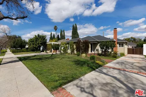 320 N Beachwood Dr, Burbank, CA 91506