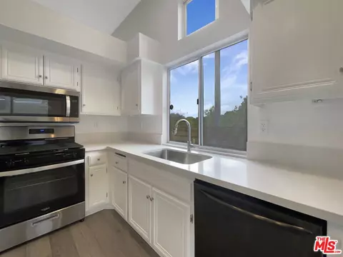 Kitchen - 28004 Forst Ct, Castaic, CA 91384 photo 5 of 5