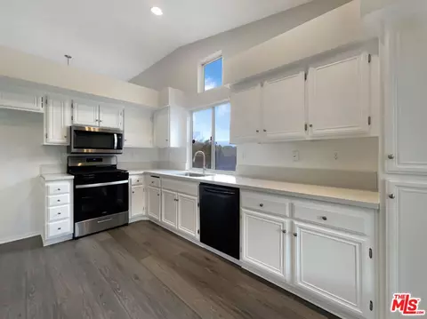 Kitchen - 28004 Forst Ct, Castaic, CA 91384 photo 3 of 5