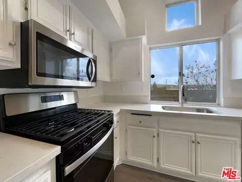 Kitchen - 28004 Forst Ct, Castaic, CA 91384 photo 4 of 5