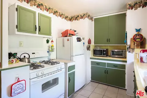Kitchen - 731 N Madison Ave, Pasadena, CA 91104 photo 5 of 7