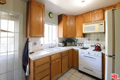 Kitchen - 731 N Madison Ave, Pasadena, CA 91104 photo 3 of 7