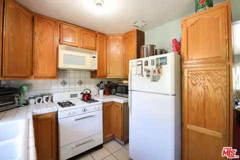 Kitchen - 731 N Madison Ave, Pasadena, CA 91104 photo 2 of 7