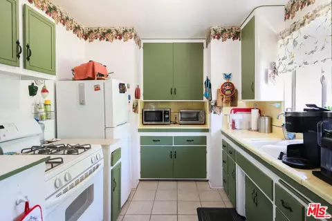 Kitchen - 731 N Madison Ave, Pasadena, CA 91104 photo 4 of 7
