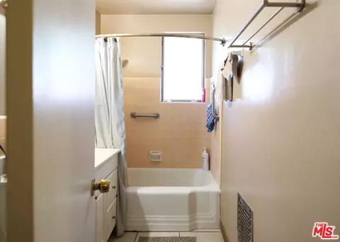 Bath - 731 N Madison Ave, Pasadena, CA 91104 photo 3 of 6