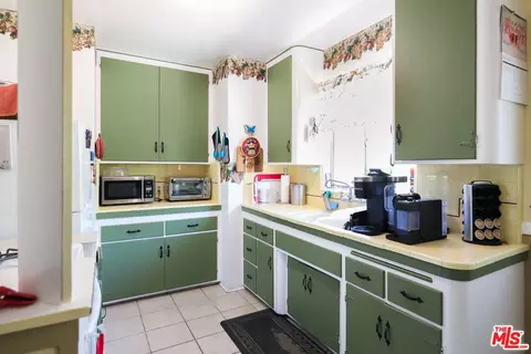 Kitchen - 731 N Madison Ave, Pasadena, CA 91104 photo 6 of 7