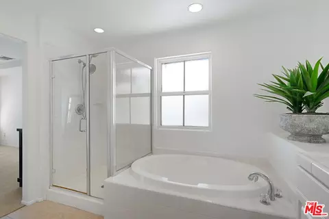 Bath - 309 Eric Pl, Thousand Oaks, CA 91362 photo 4 of 5