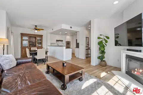 Living - 309 Eric Pl, Thousand Oaks, CA 91362 photo 4 of 4