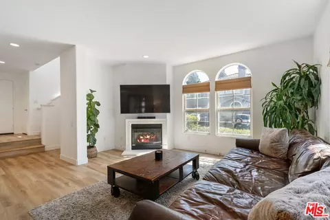 Living - 309 Eric Pl, Thousand Oaks, CA 91362 photo 3 of 4