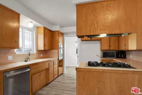 Kitchen - 10835 Hillhaven Ave, Tujunga, CA 91042 photo 3 of 6