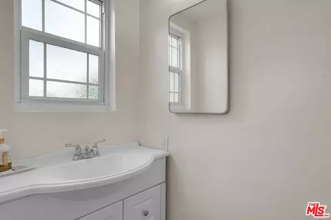 Bath - 10835 Hillhaven Ave, Tujunga, CA 91042 photo 1 of 3