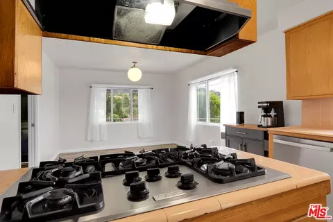 Kitchen - 10835 Hillhaven Ave, Tujunga, CA 91042 photo 6 of 6