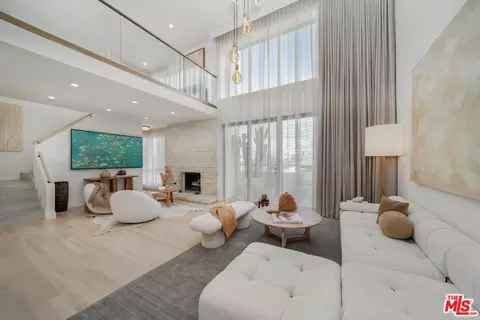656 N West Knoll Dr #303, West Hollywood, CA 90069