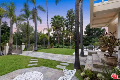 1030 Della Dr, Beverly Hills, CA 90210