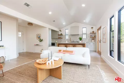2372 Dewey St, Santa Monica, CA 90405