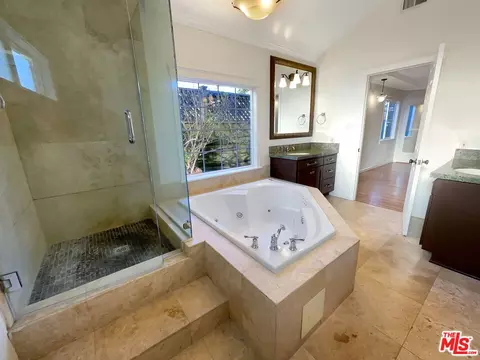 Bath - 3915 Lemon Ave, Long Beach, CA 90807 photo 1 of 6