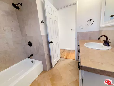 Bath - 3915 Lemon Ave, Long Beach, CA 90807 photo 5 of 6