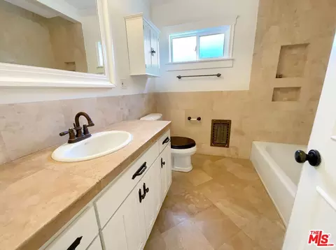 Bath - 3915 Lemon Ave, Long Beach, CA 90807 photo 3 of 6