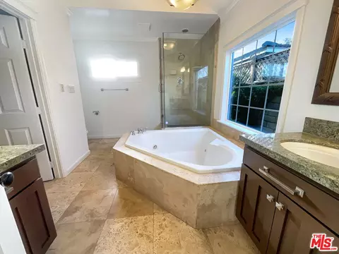 Bath - 3915 Lemon Ave, Long Beach, CA 90807 photo 4 of 6