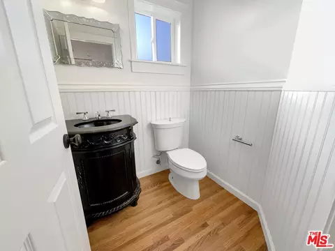 Bath - 3915 Lemon Ave, Long Beach, CA 90807 photo 2 of 6