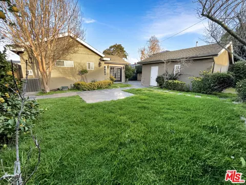 Exterior - 3915 Lemon Ave, Long Beach, CA 90807 photo 4 of 5