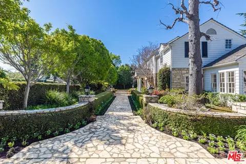 101 N Woodburn Dr, Los Angeles, CA 90049