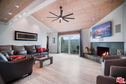 Living - 5122 Moonstone Way, Oxnard, CA 93035 photo 2 of 3